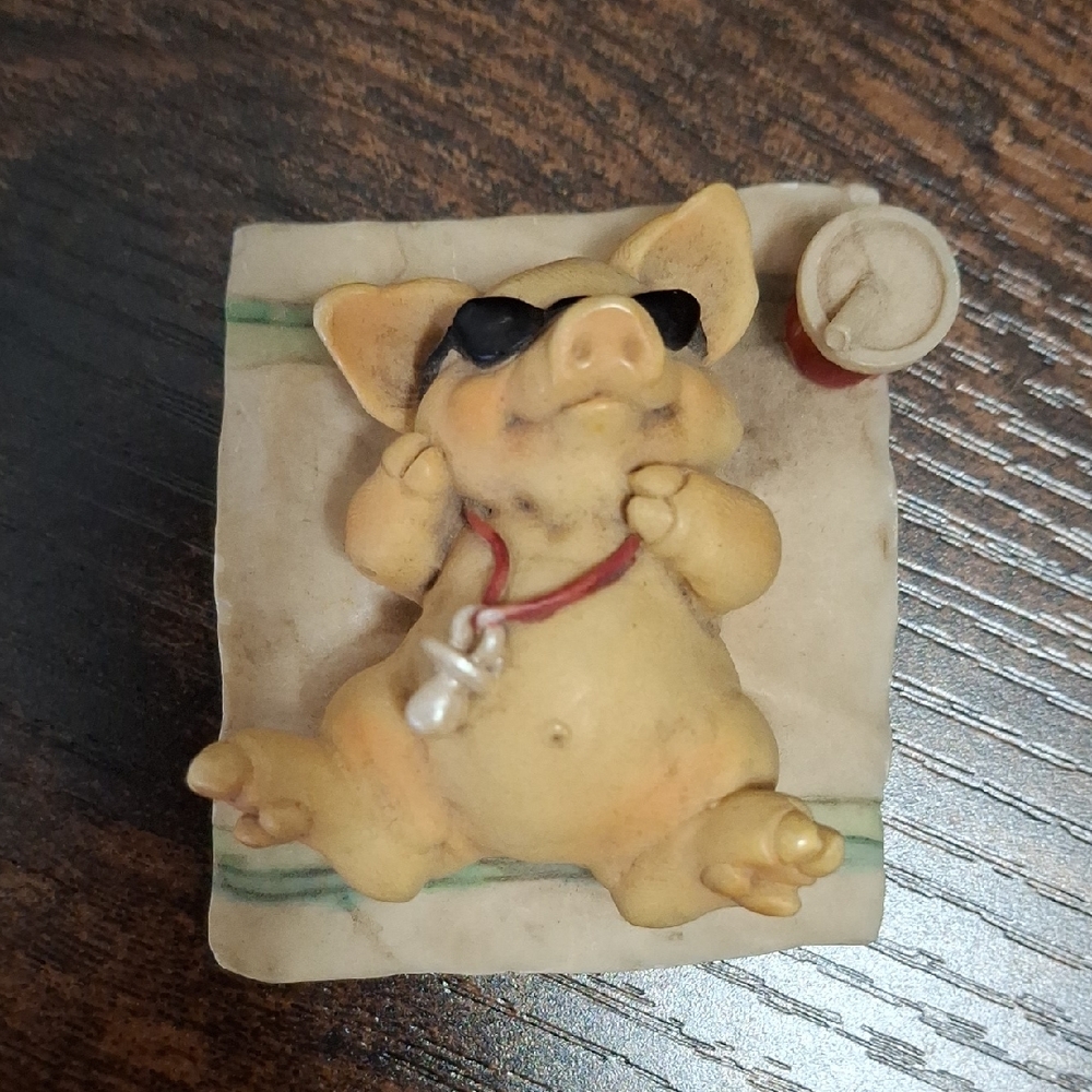 🐖Vintage Ganz 1992 Pigsville Small Figurine ‘Sun Tanning Piglet’ - PM 1301